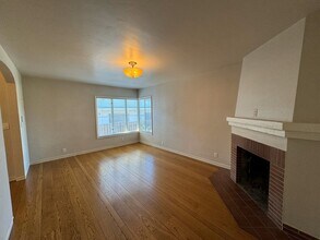 2220 Santa Clara Ave, Unit C in Alameda, CA - Foto de edificio - Building Photo