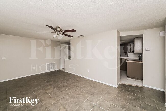 10816 Leeds Rd in Port Richey, FL - Building Photo - Building Photo