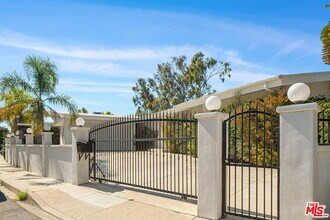 1641 Tower Grove Dr in Beverly Hills, CA - Building Photo - Building Photo