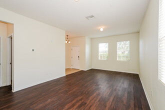 1135 Lauren Manor Loop in Ruskin, FL - Building Photo - Building Photo