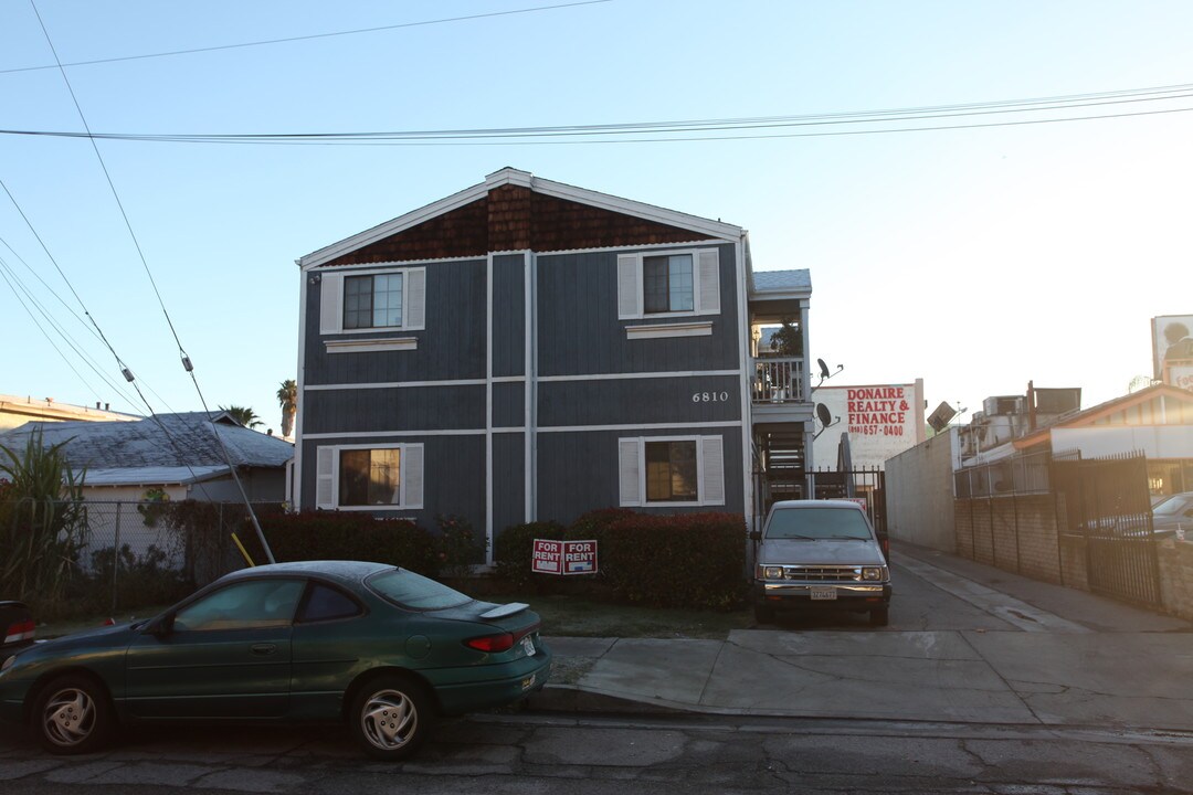 6810 Independence Ave in Canoga Park, CA - Building Photo