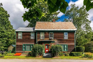 63 Main St in Putney, VT - Foto de edificio - Building Photo