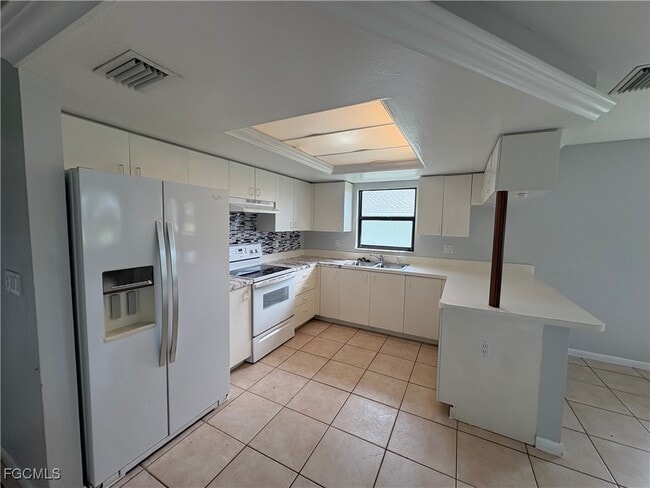 3309 SW Santa Barbara Pl in Cape Coral, FL - Building Photo - Building Photo