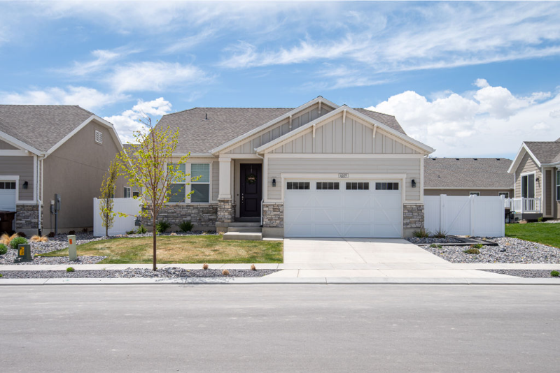 6609 N Desert Peak St in Eagle Mountain, UT - Building Photo