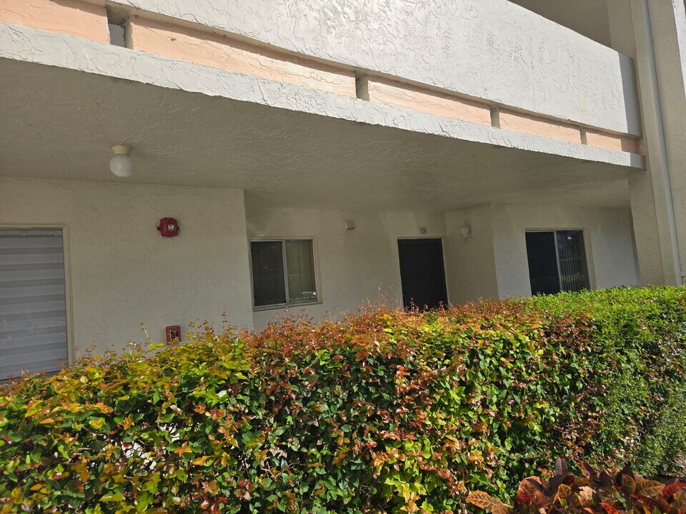 3186 Via Poinciana in Greenacres, FL - Building Photo