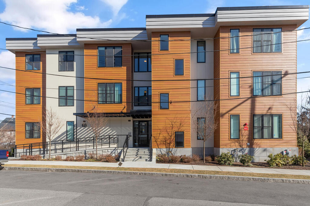 68 Los Angeles St, Unit PH1 in Newton, MA - Building Photo