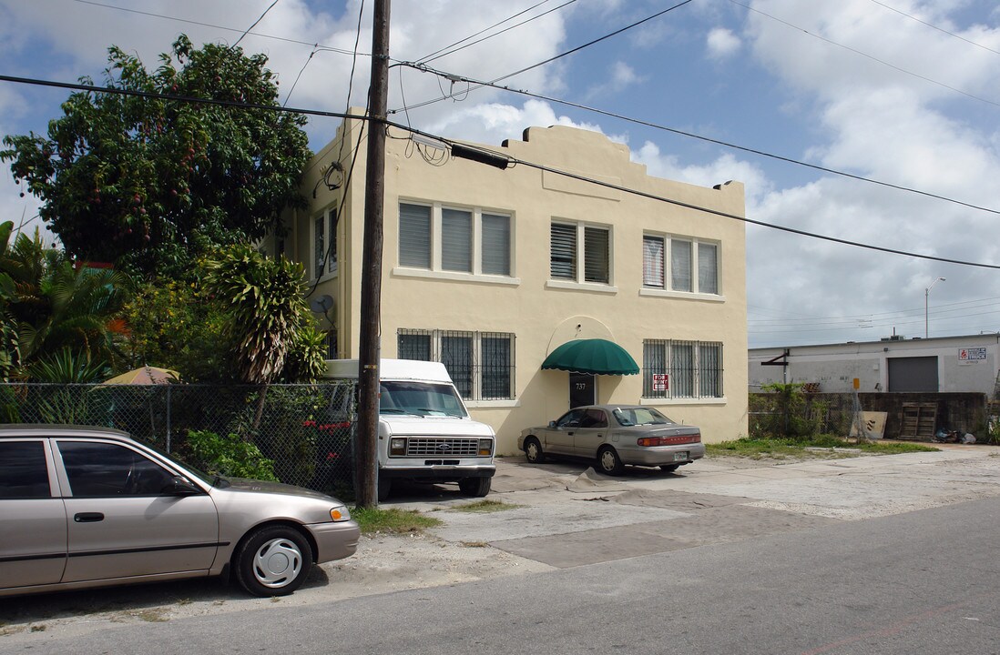 737 NW 31st St in Miami, FL - Building Photo