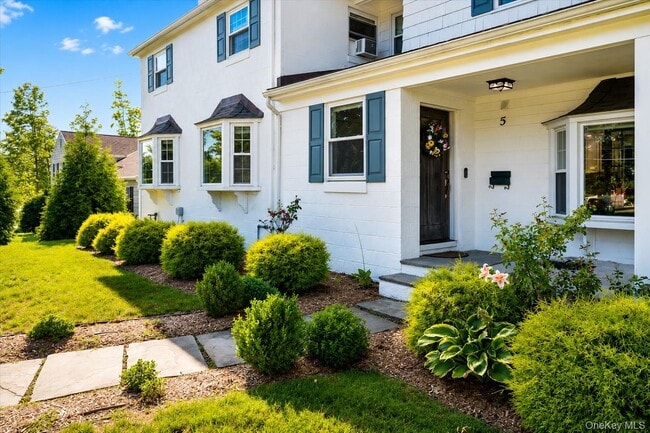 property at 5 Quintard Dr