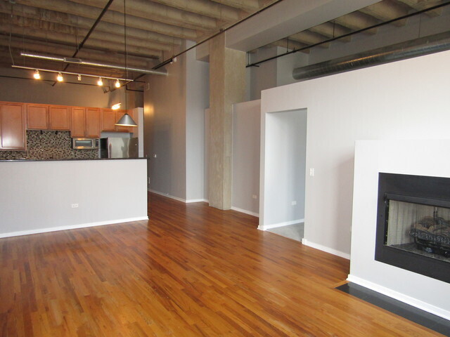 1645 W Ogden Ave, Unit 0304 in Chicago, IL - Building Photo - Building Photo