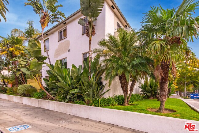 1208 N Crescent Heights Blvd in West Hollywood, CA - Building Photo - Building Photo
