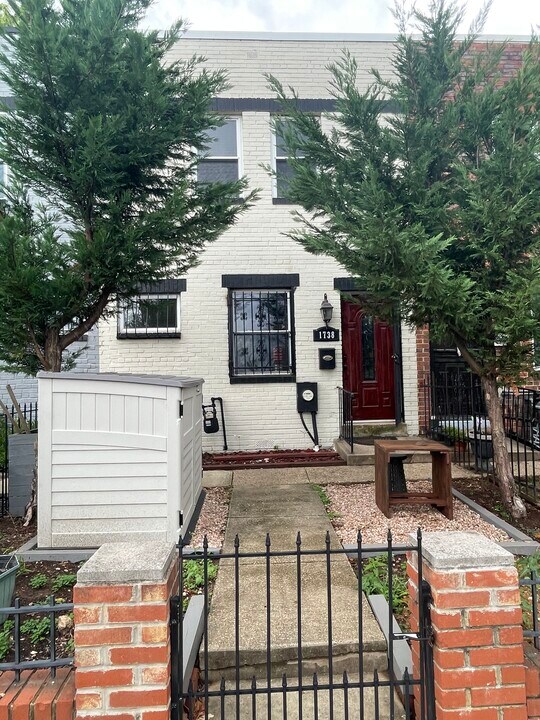 1738 Gales St NE in Washington, DC - Foto de edificio