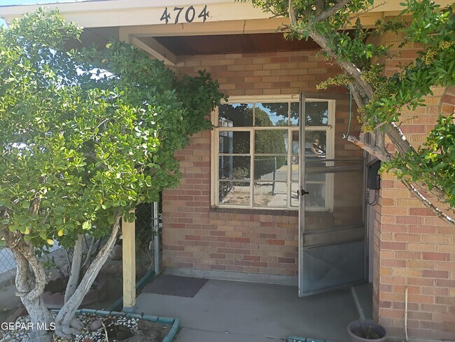 4704 Clifton Ave in El Paso, TX - Building Photo - Building Photo