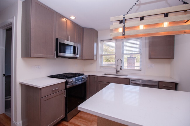 5005 W Winnemac Ave in Chicago, IL - Building Photo - Building Photo