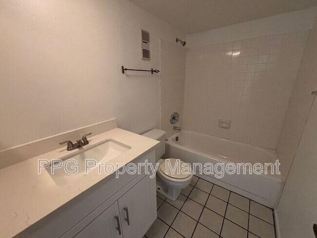 1730 W Emelita Ave in Mesa, AZ - Foto de edificio - Building Photo