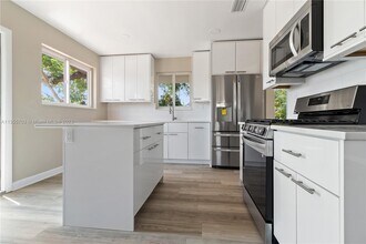 2845 SW 24th St-Unit -2 in Miami, FL - Building Photo - Building Photo