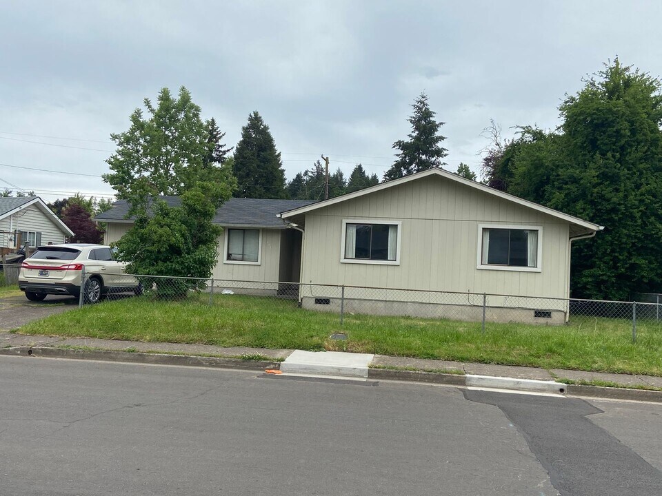 441 W N St in Springfield, OR - Building Photo