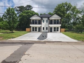 2651 Beaumont Ave in Liberty, TX - Building Photo