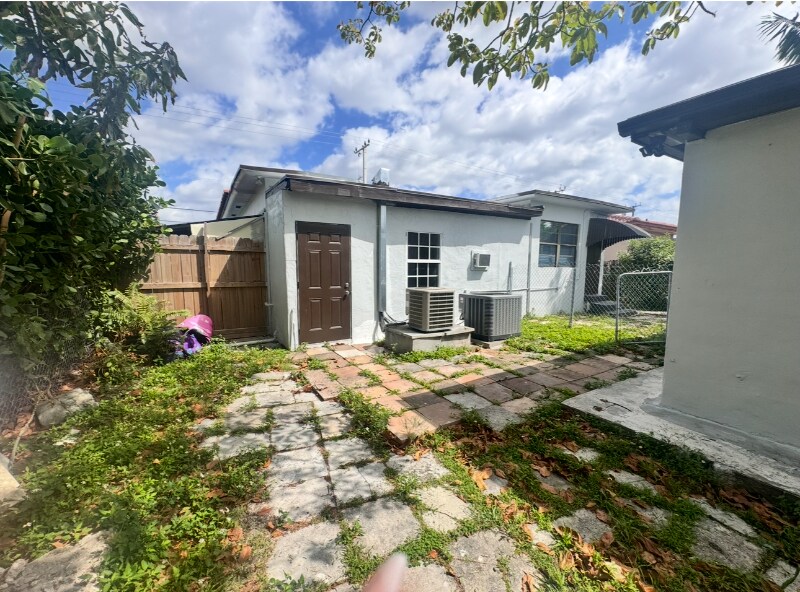 3340 NW 17th St in Miami, FL - Building Photo