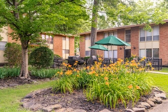 Summer Oaks Apartments in Memphis, TN - Foto de edificio - Building Photo