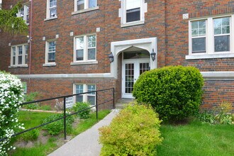 2 Connaught Circle in Toronto, ON - Building Photo - Building Photo