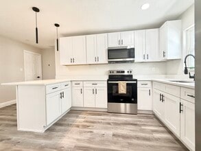 1735 Michigan Ave NE in St. Petersburg, FL - Building Photo - Building Photo