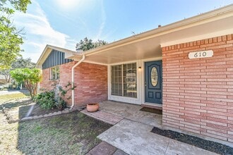 610 S Belknap St in Sugar Land, TX - Foto de edificio - Building Photo