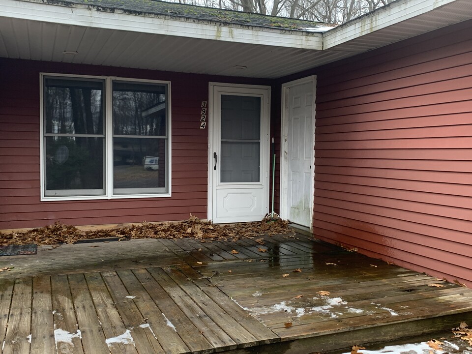 3924 Leeside Ln in Traverse City, MI - Building Photo