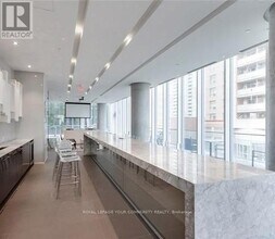 15-2715 Grenville St in Toronto, ON - Building Photo - Building Photo