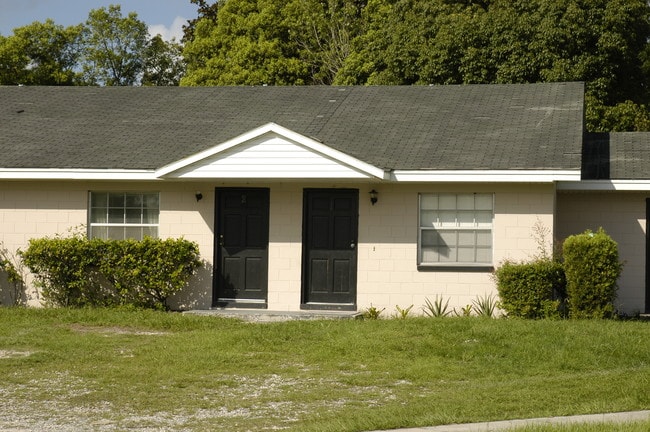 613 Robin Rd in Lakeland, FL - Foto de edificio - Building Photo