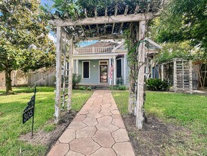 305 W Brazos St in Victoria, TX - Building Photo - Building Photo