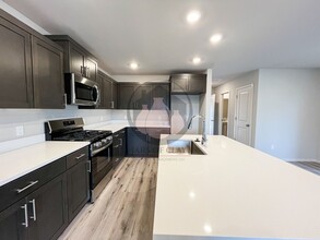 4047 Village Center Dr SE in Salem, OR - Building Photo - Building Photo