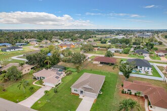 736 SW 5th St in Cape Coral, FL - Foto de edificio - Building Photo