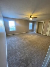 2702 Carrington Ln in Bloomington, IL - Foto de edificio - Building Photo