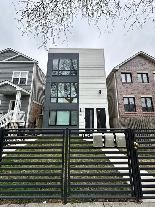 4222 N Bernard St in Chicago, IL - Building Photo