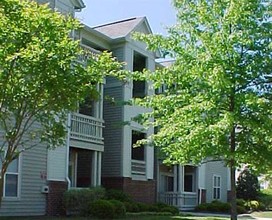 Dobbins Hill Apartment Homes in Chapel Hill, NC - Foto de edificio - Building Photo