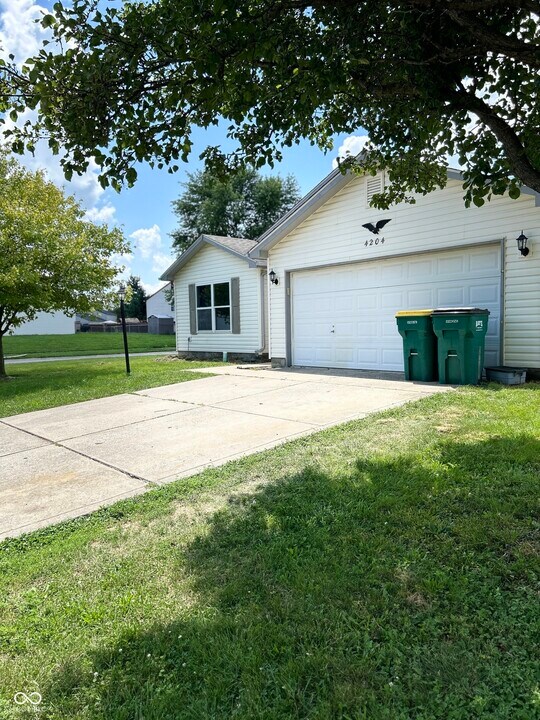 4204 Sycamore Ct in Franklin, IN - Building Photo