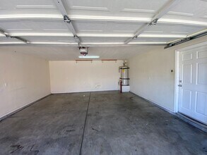 2109 Bella Oaks Dr in Tulare, CA - Building Photo - Building Photo