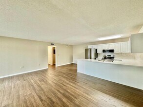 3323 Crystal Ct E in Palm Harbor, FL - Foto de edificio - Building Photo