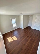 8 Hampton St in Newton, NJ - Foto de edificio - Building Photo