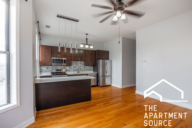2124 N Milwaukee Ave, Unit 2F in Chicago, IL - Building Photo - Building Photo