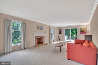 43 W Shore Dr in Pennington, NJ - Foto de edificio - Building Photo