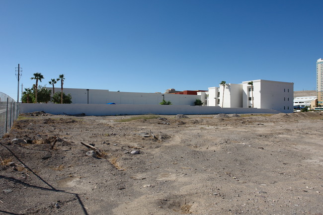 211 Moser Ave in Bullhead City, AZ - Foto de edificio - Building Photo