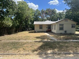 920 E Walnut St in Hillsboro, TX - Building Photo