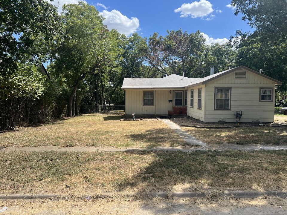 920 E Walnut St in Hillsboro, TX - Building Photo