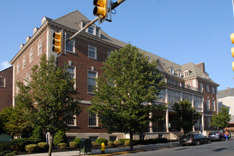 Senior Apartments at the Wyomissing Club in Reading, PA - Foto de edificio - Building Photo