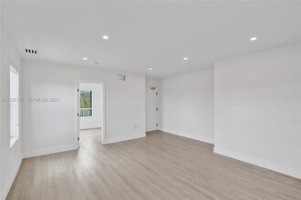 1721 SW 13th St in Miami, FL - Foto de edificio - Building Photo