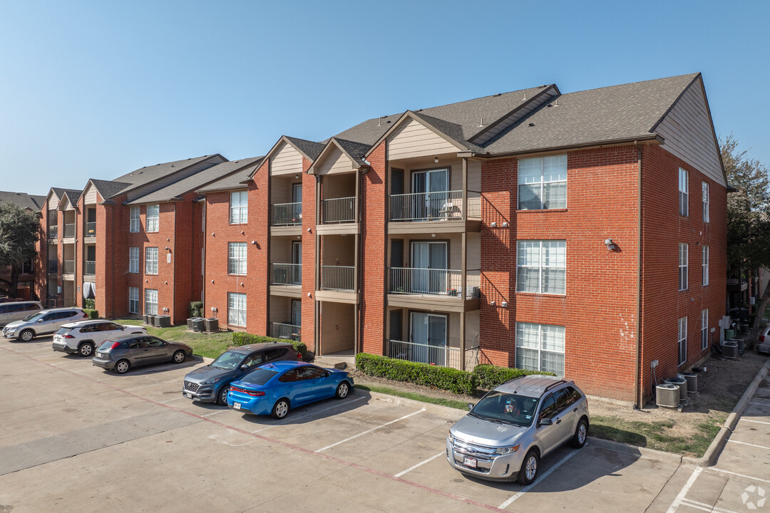 Fountains of Rosemeade in Carrollton, TX - Building Photo