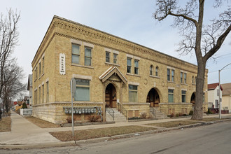 Walker Row in Milwaukee, WI - Foto de edificio - Building Photo