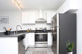 Metro Apartments in San Leandro, CA - Building Photo - Building Photo