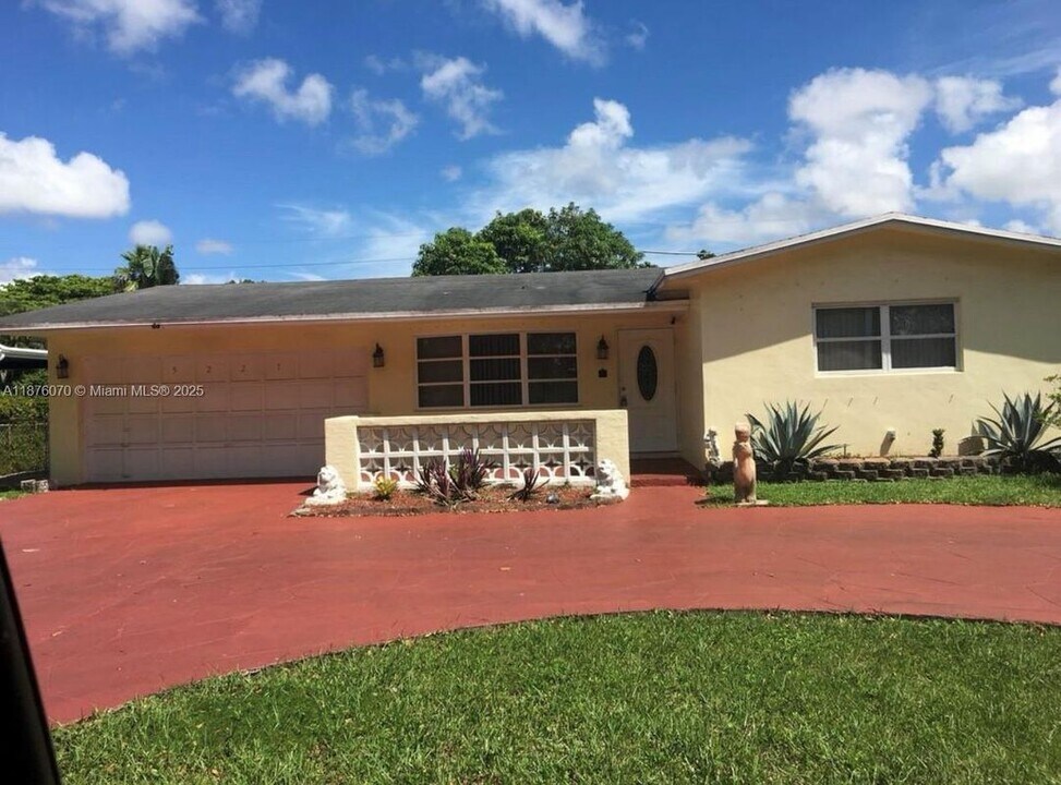 5221 Washington St in Hollywood, FL - Foto de edificio